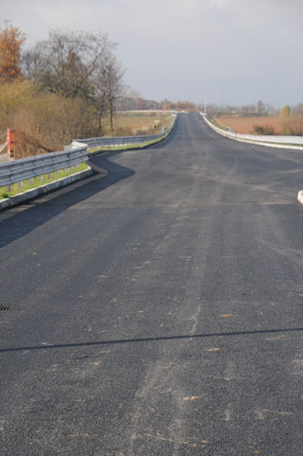 Il rettifilo e la rotonda asfaltati utilizzando conglomerato bituminoso contenente polverino di gomma derivante da pneumatici fuori uso