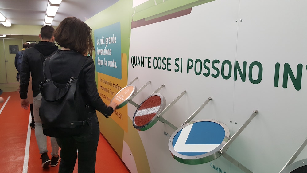 A Pescara la carrozza della gomma riciclata di Ecopneus a bordo del TrenoVerde di Legambiente e FS